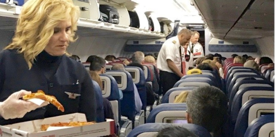 Hãng hàng không mua... 800 chiếc pizza tạ lỗi khách hàng do hoãn chuyến - 1 Hành khách được phục vụ pizza miễn phí vì chuyến bay bị trì hoãn