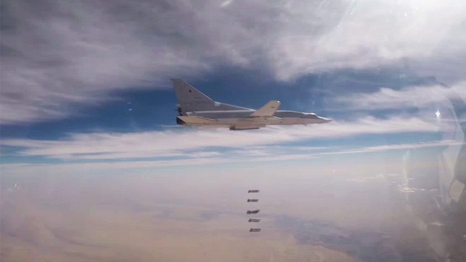 Máy bay ném bom của Nga dội "mưa" hỏa lực vào IS ở Syria - 1 Máy bay ném bom chiến lược Tu-22M3 của Nga. (Ảnh: RT)