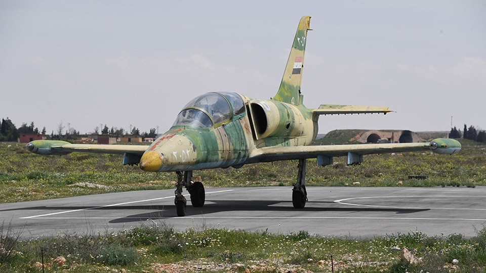 Máy bay quân sự Syria bị bắn rơi, phi công thiệt mạng - 1
Một máy bay huấn luyện của Không quân Syria ở căn cứ Shayrat (Ảnh: Sputnik)
