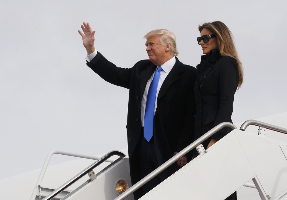 Tổng thống đắc cử Trump mở màn chuỗi sự kiện nhậm chức - 1 Một máy bay của Không quân Mỹ chở Tổng thống đắc cử Donald Trump và phu nhân Melania Trump đã hạ cánh xuống căn cứ không quân Andrews ở Maryland, Mỹ vào ngày 19/1, chuẩn bị cho chuỗi sự kiện trong ngày nhậm chức của ông.
