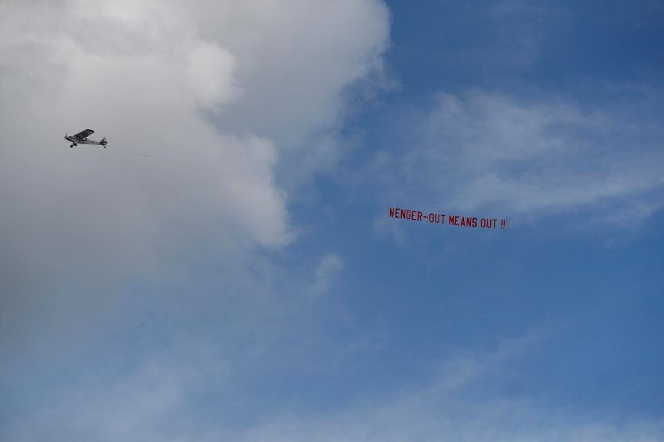 Giữa lúc nước sôi lửa bóng, CĐV Arsenal thuê máy bay đòi đuổi Wenger - 1 Chiếc máy bay mang theo biểu ngữ kêu gọi HLV Wenger ra đi