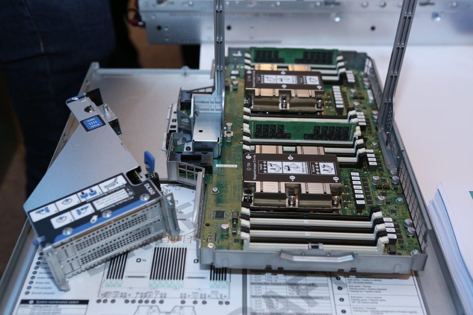 Chính thức ra mắt dòng máy chủ HPE ProLiant Gen10 với khả năng bảo mật từ gốc - 5 Chính thức ra mắt dòng máy chủ HPE ProLiant Gen10 với khả năng bảo mật từ gốc - 5