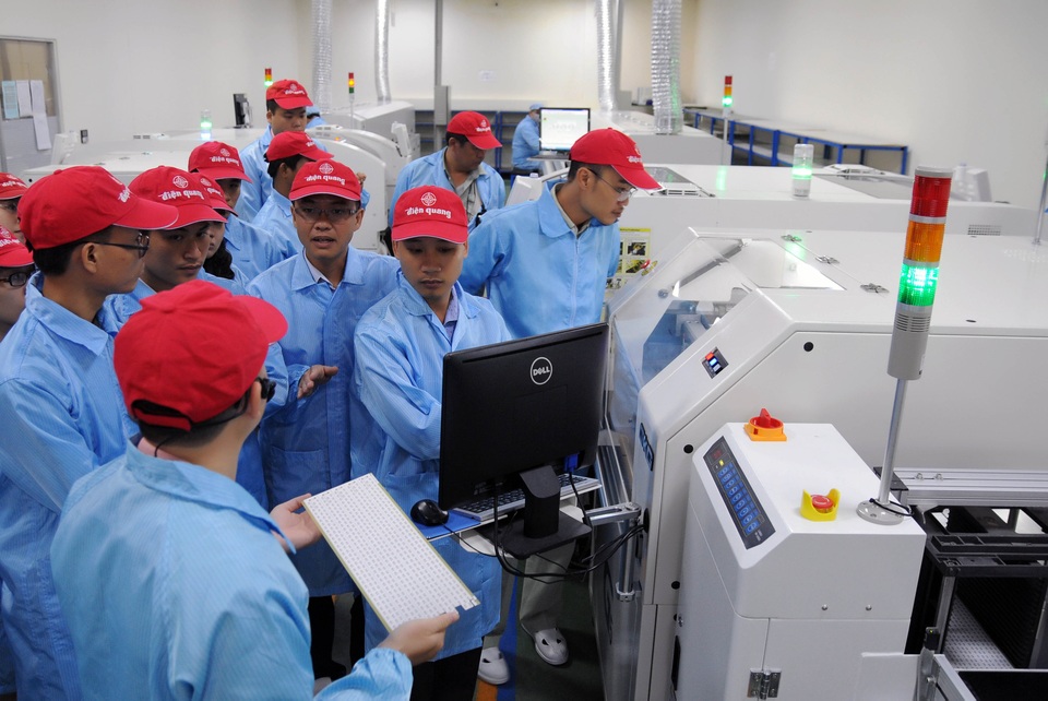 Những doanh nghiệp nức tiếng thu ngàn tỷ mỗi năm sau cổ phần hoá - 1
Năm 2005, Điện Quang chính thức được cổ phần hoá và năm 2008 được niêm yết trên sàn chứng khoán HOSE với mã giao dịch DQC.