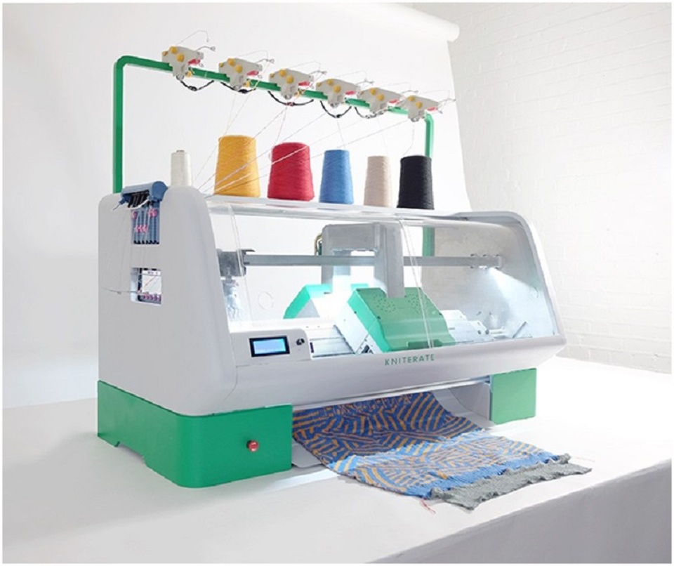 Thiết kế thành công máy thêu kỹ thuật số lấy cảm hứng từ máy in 3D - 1 Máy dệt được kết nối và điều khiển bởi máy tính