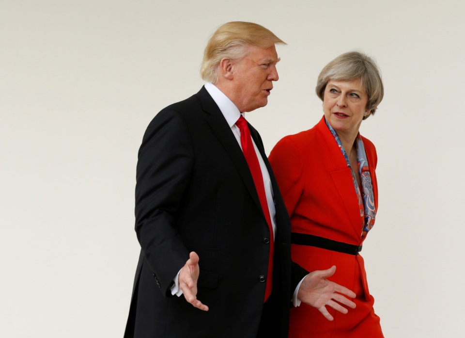 Thủ tướng Anh chỉ trích lệnh cấm nhập cư của Tổng thống Trump - 1 Thủ tướng Theresa May trò chuyện cùng Tổng thống Donald Trump tại Nhà Trắng hôm 27/1 (Ảnh: Reuters)