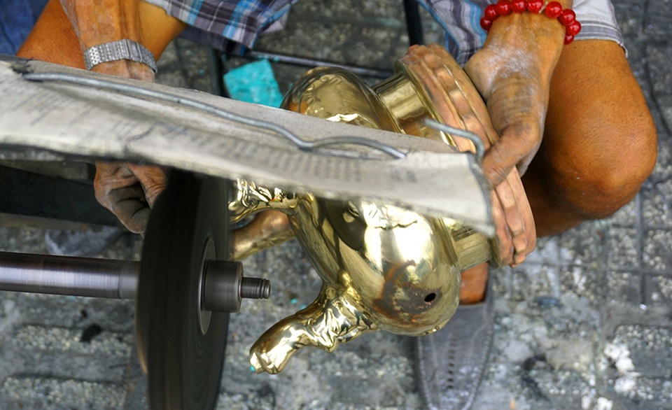 Kiếm tiền triệu từ nghề đánh bóng lư đồng dịp Tết - 4 Hiện nay, nghề đánh bóng lư đồng rất nhiều người theo nhưng không phải ai cũng khéo tay để theo nghề.