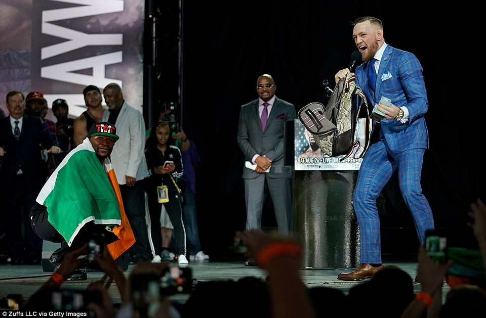 McGregor cũng mang túi tiền để chế giễu Mayweather trốn thuế