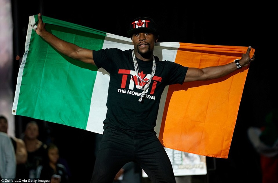 Mayweather xuất hiện với lá cờ CH Ailen