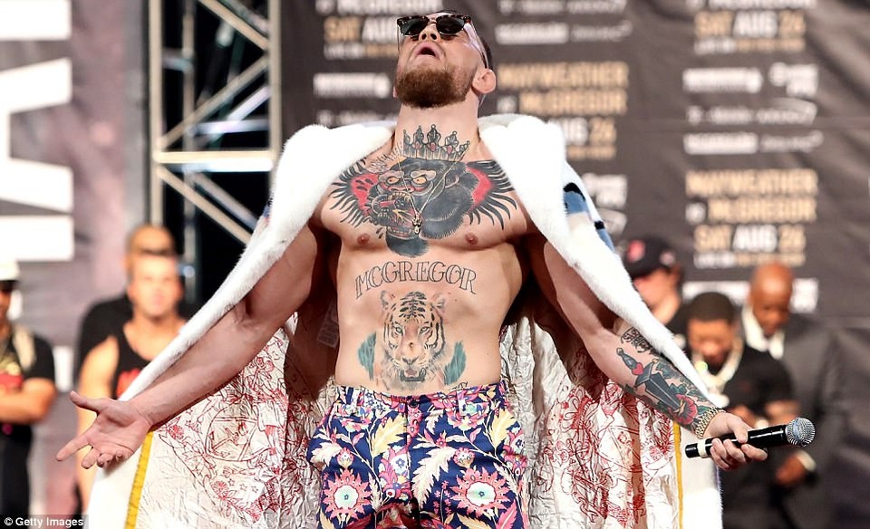 Mayweather ném tiền thật vào người McGregor - 1 McGregor đã cởi bỏ vẻ lịch lãm để xuất hiện với vẻ bặm trợn