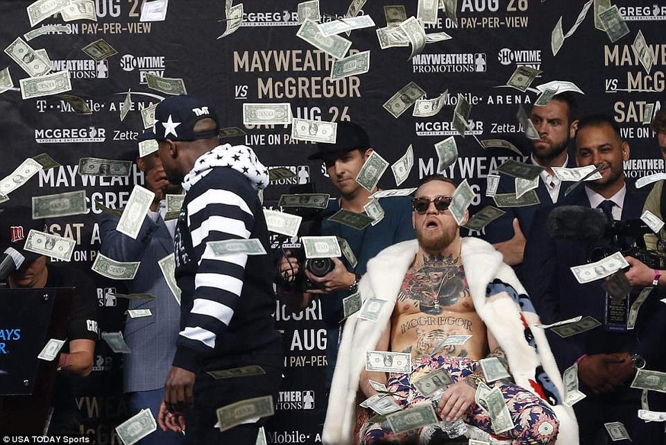 Mayweather ném tiền thật vào người McGregor - 2 Mayweather ném tiền vào người McGregor