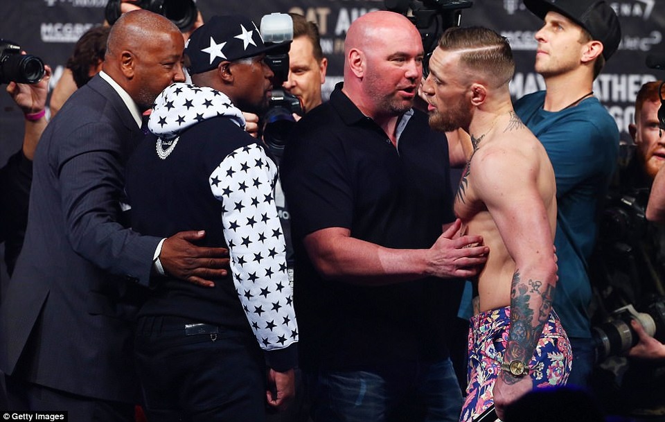 Mayweather ném tiền thật vào người McGregor - 3 Hai võ sĩ có màn đấu khẩu vô cùng căng thẳng