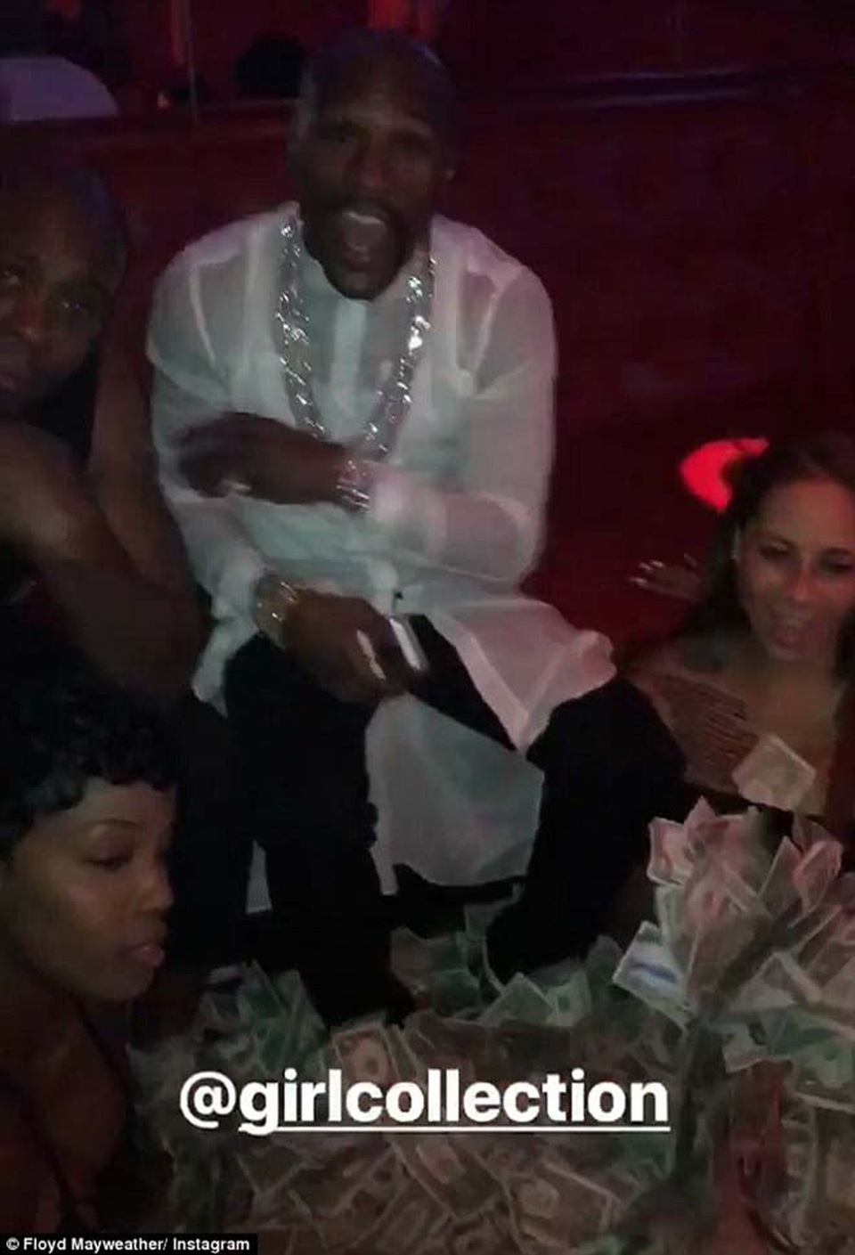 Mayweather rải tiền trong hộp đêm bên cạnh dàn mỹ nữ - 1 Mayweather giống như bậc vương giả