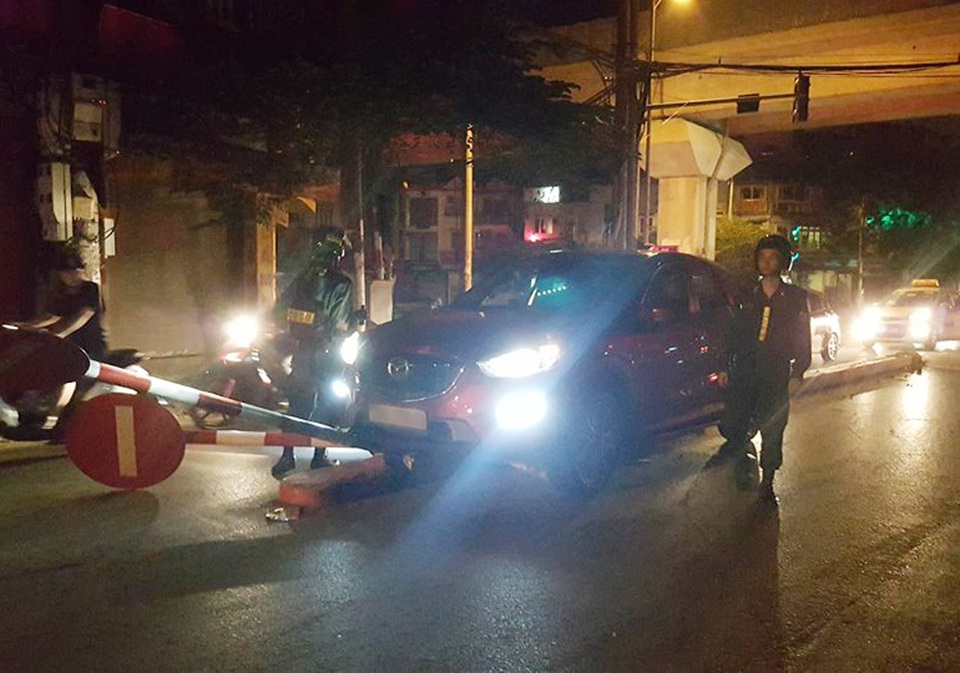 Mazda CX5 đâm gục cột biển báo giao thông trên phố Hà Nội - 1 
Vụ tai nạn xảy ra vào đêm khuya ít người qua lại nên không có thương vong về người.