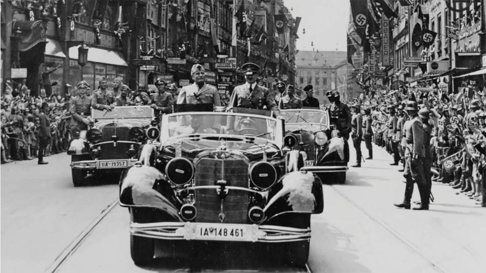 Cận cảnh chiếc Mercedes-Benz bọc thép của Hitler - 18
Adolf Hitler đứng trong chiếc Mercedes của mình trong một lễ diễu hành năm 1937. (Ảnh: Bettmann/Corbis)