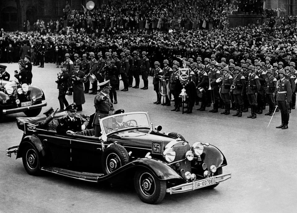Cận cảnh chiếc Mercedes-Benz bọc thép của Hitler - 17
Trên thực tế, Hitler chưa bao giờ trực tiếp cầm lái chiếc xe này, ông không có bằng lái, mà luôn có tài xế chở.