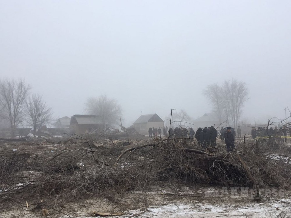 
Hiện trường vụ rơi máy bay gần sân bay sân bay Manas của Kyrgyzstan. (Ảnh: AKIPress)
