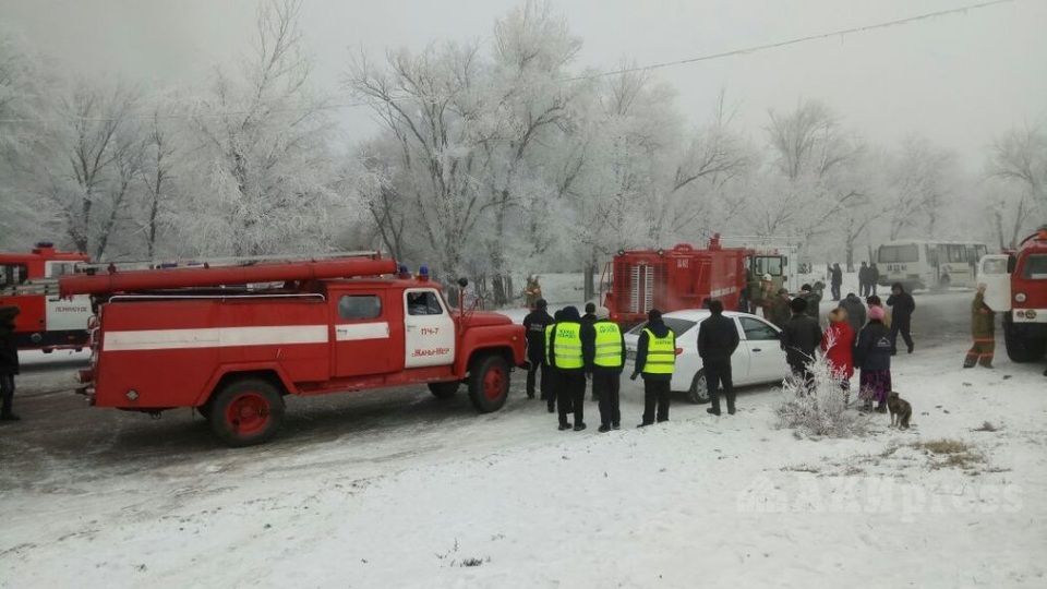 
Nhiều xe cứu hỏa được điều động tới hiện trường. (Ảnh: AKIPress)
