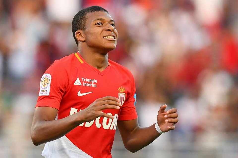 Mbappe được ví như Henry mới của bóng đá Pháp. Cầu thủ trẻ người Pháp sở hữu tốc độ, khả năng di chuyển, dứt điểm khá đa dạng. Quan trọng nhất, nhiều chuyên gia đánh giá tiềm năng phát triển của Mbappe rất sáng. Ở mùa giải trước, tiền đạo sinh năm 1998 đã chứng tỏ khả năng của mìn, khi góp công lớn trong thành công của Monaco. Bởi lẽ đó, Mbappe được định giá rất cao (có thể lên tới 180 triệu euro). Đối thủ lớn nhất của Barcelona trong vụ này chính là đại kình địch Real Madrid.
