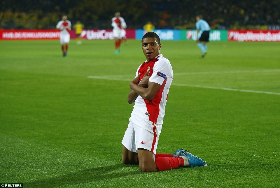 Dortmund 2-3 Monaco: “Thần đồng” Mbappe quá đáng sợ! - 1 Kylian Mbappe lập cú đúp vào lưới Dortmund