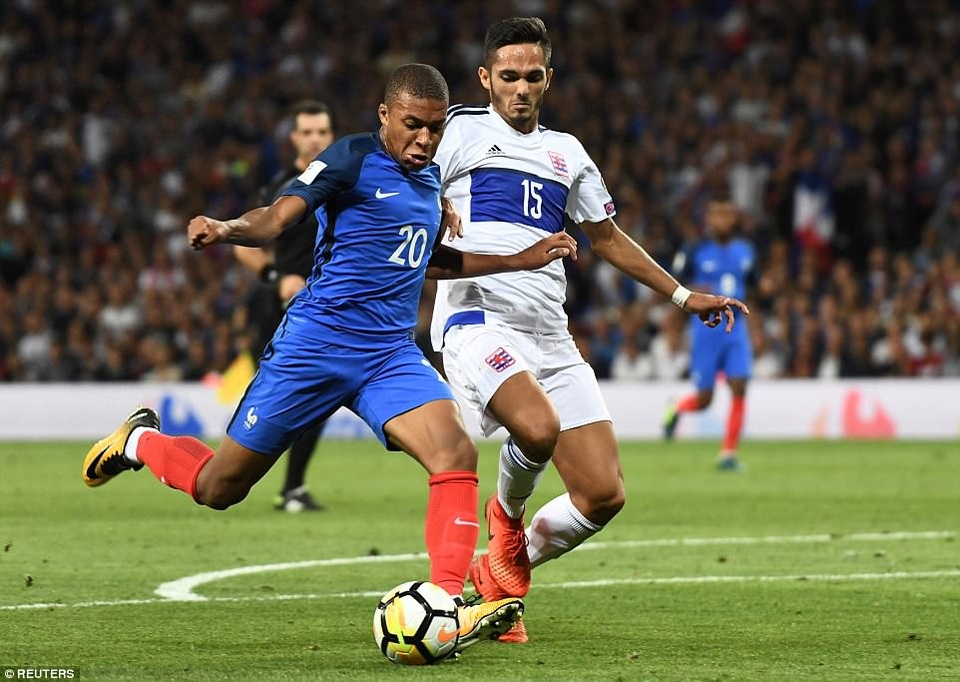 
Mbappe (trái) có tên trong đội hình xuất phát của Pháp tiếp Luxembourg
