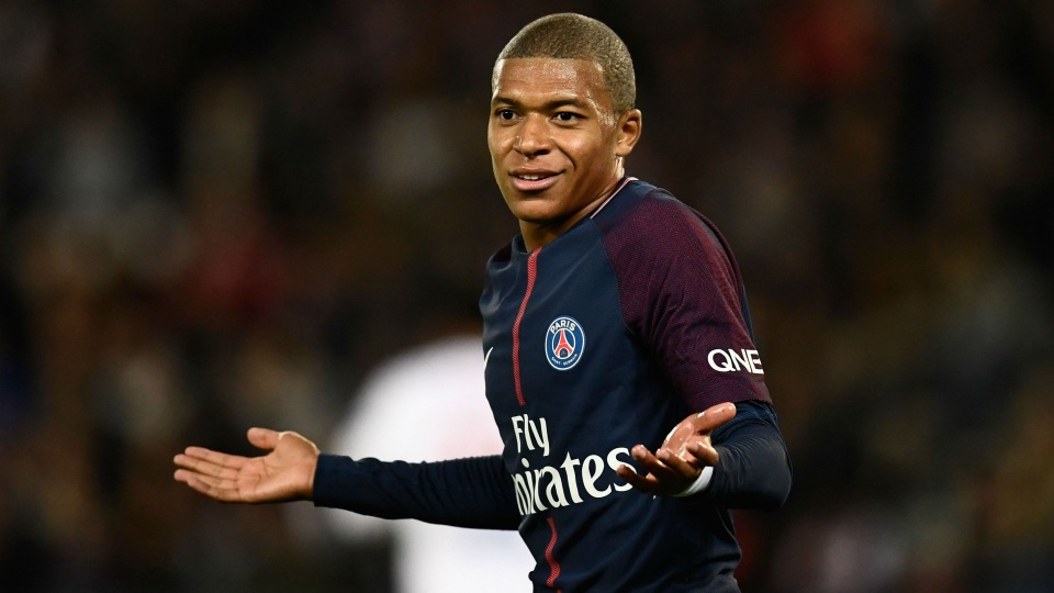 Mbappe thực sự là hiện tượng của bóng đá thế giới năm 2017. Ở tuổi 18, anh đã làm mưa làm gió ở Champions League và giúp Monaco vô địch Ligue 1. Sang PSG, cầu thủ này như “hổ mọc thêm cánh” khi hợp cùng Neymar và Cavani trở thành bộ ba sát thủ lợi hại bậc nhất châu Âu.