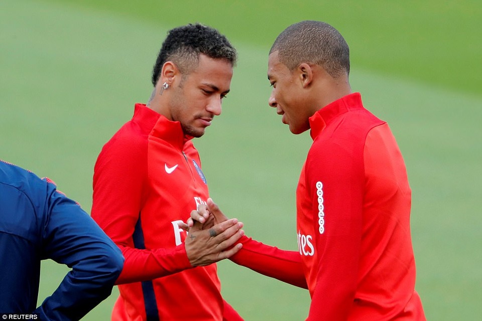 "Bom tấn" Mbappe ra mắt PSG, ôm thắm thiết Neymar - 8
