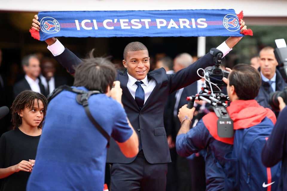 "Bom tấn" Mbappe ra mắt PSG, ôm thắm thiết Neymar - 3