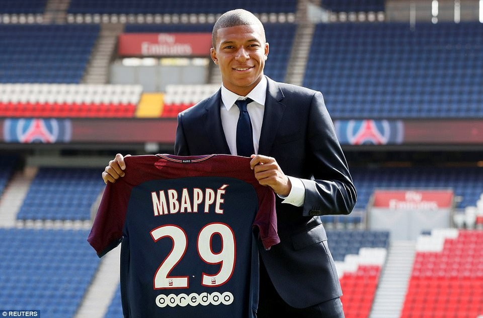 "Bom tấn" Mbappe ra mắt PSG, ôm thắm thiết Neymar - 4