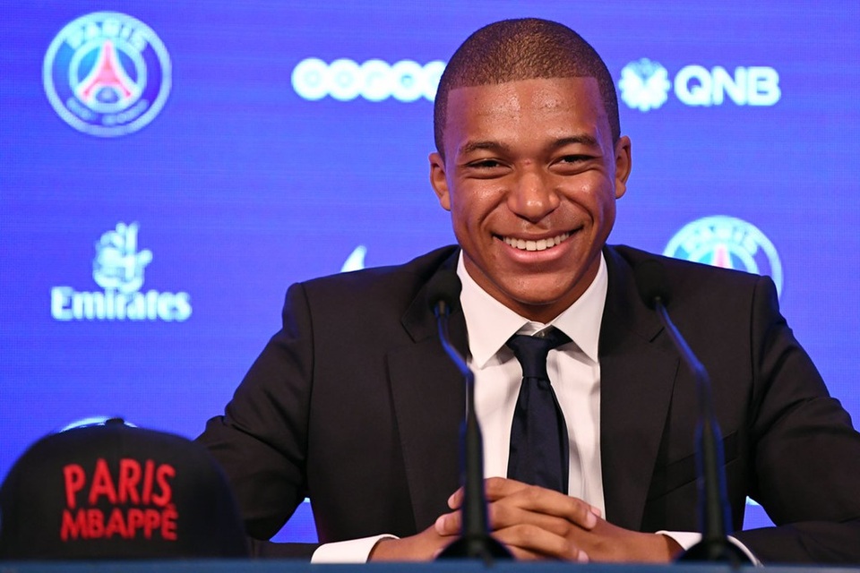 "Bom tấn" Mbappe ra mắt PSG, ôm thắm thiết Neymar - 6