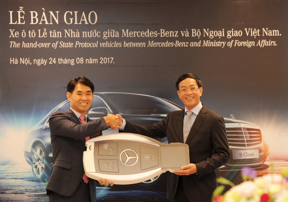 Mercedes-Benz bàn giao 25 xe S-Class cho Bộ Ngoại giao Việt Nam - 1
Đại diện Mercedes-Benz - ông Choi Duk Jun - Giám đốc điều hành khối xe du lịch Mercedes-Benz tại Việt Nam (trái) tại buổi lễ bàn giao