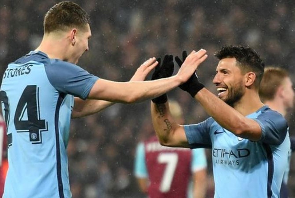 West Ham - Man City: Tìm lại mạch thắng - 2
Stones (trái) và Aguero ăn mừng trong chiến thắng 5-0 của Man City trước West Ham ở vòng 3 FA Cup hồi đầu tháng 1