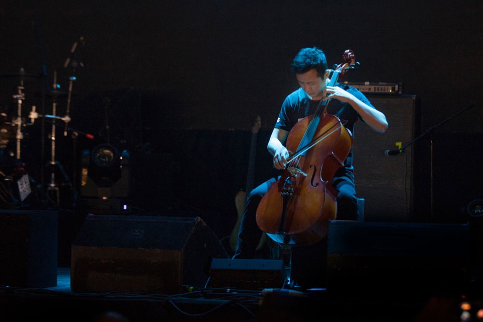 MC Anh Tuấn kéo cello tưởng nhớ Trần Lập - 1 MC Anh Tuấn kéo cello
