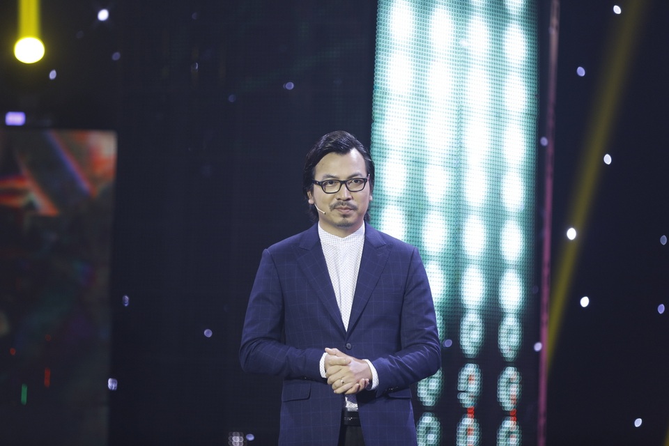 Đảm nhiệm vị trí dẫn dắt chương trình là MC Đinh Tiến Dũng nổi tiếng với vai diễn Giáo sư Cù Trọng Xoay. Với khả năng hiểu biết nhiều lĩnh vực, năng khiếu hài hước, hóm hỉnh và duyên dáng, Đinh Tiến Dũng trở thành cầu nối thú vị của chương trình với khán giả màn ảnh nhỏ.