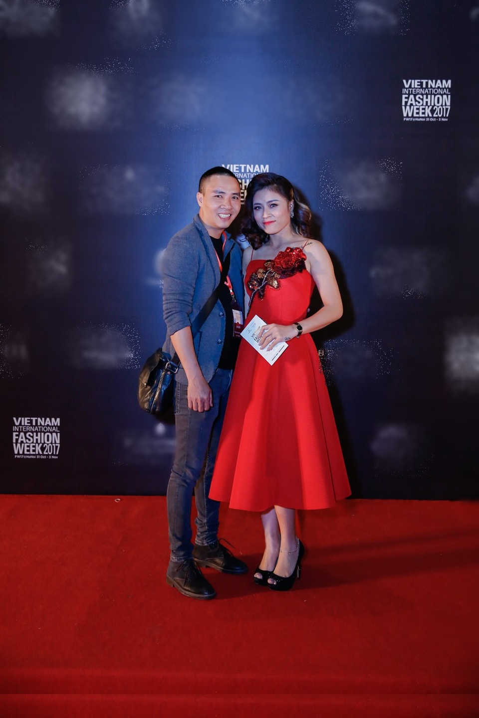 MC Hoàng Linh “Chúng tôi là chiến sĩ” xuất hiện bên đạo diễn Trần Mạnh Hùng.