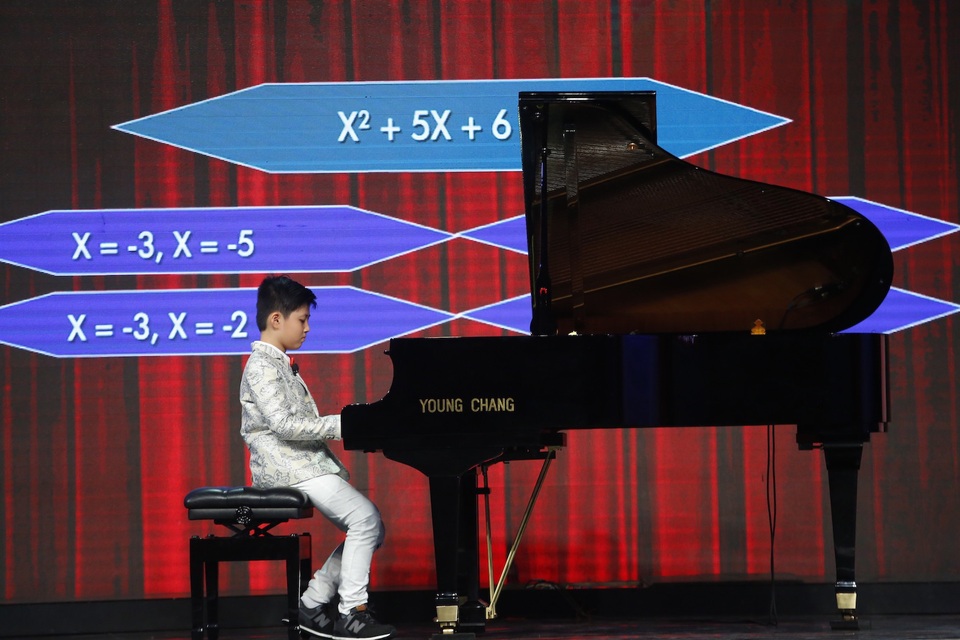 MC Lại Văn Sâm kinh ngạc khi cậu bé lớp 5 giải toán lớp 10 vừa... chơi piano - 3 Ở màn trình diễn piano kết hợp giải toán, sau khi vừa dứt tiếng đàn Hà Trung cũng tính ra được đáp án chính xác.