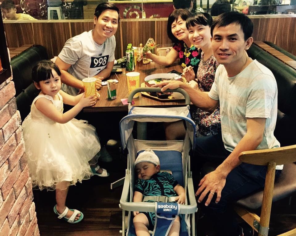 MC Nguyên Khang dẫn mẹ và gia đình đi ăn