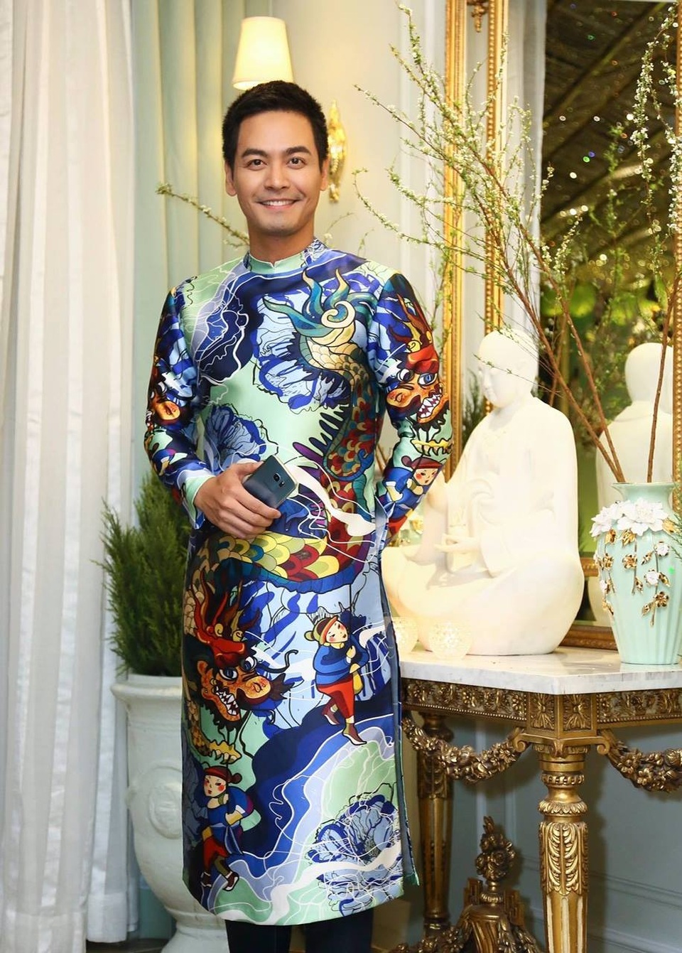 “Đừng để việc cách tân dẫn tới việc phải định nghĩa lại Áo dài” - 4
MC Phan Anh cũng là người đã khởi xướng ý tưởng Tôi mặc áo dài mồng Một Tết vào Tết Đinh Dậu vừa qua.