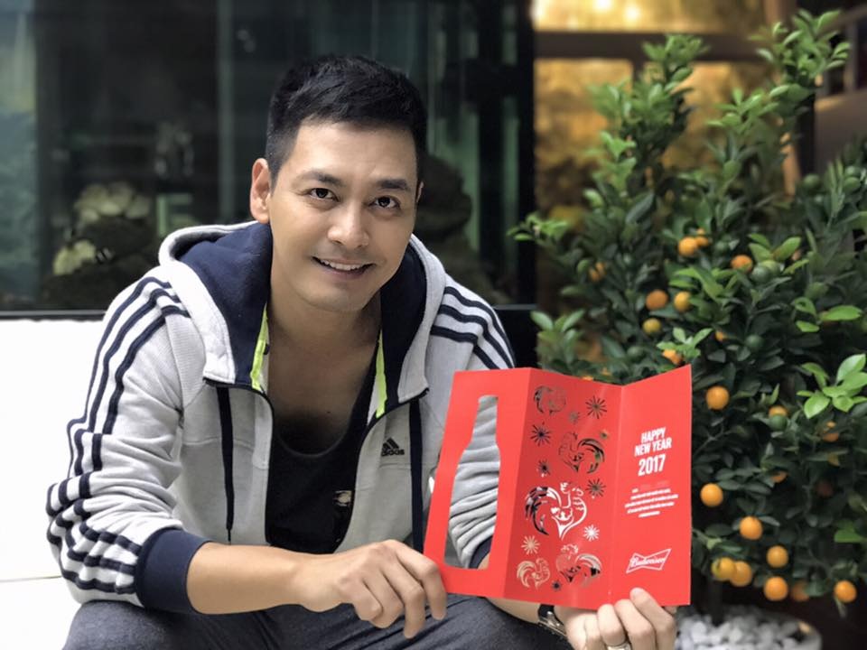 MC Phan Anh: “Vợ tôi từng kêu “trời” vì tôi đào hoa, đa tình…” - 2 Hình ảnh của Phan Anh giữa đời thường. Ảnh: P.A.