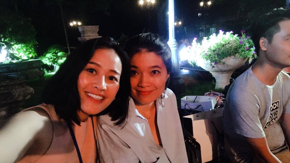 Hậu trường dàn gái xinh, trai đẹp hot nhất VTV đi... catwalk - 2 BTV Phí Linh và BTV Diệp Anh. BTV Diệp Anh chính là người đã kết nối tất cả các BTV tham gia.