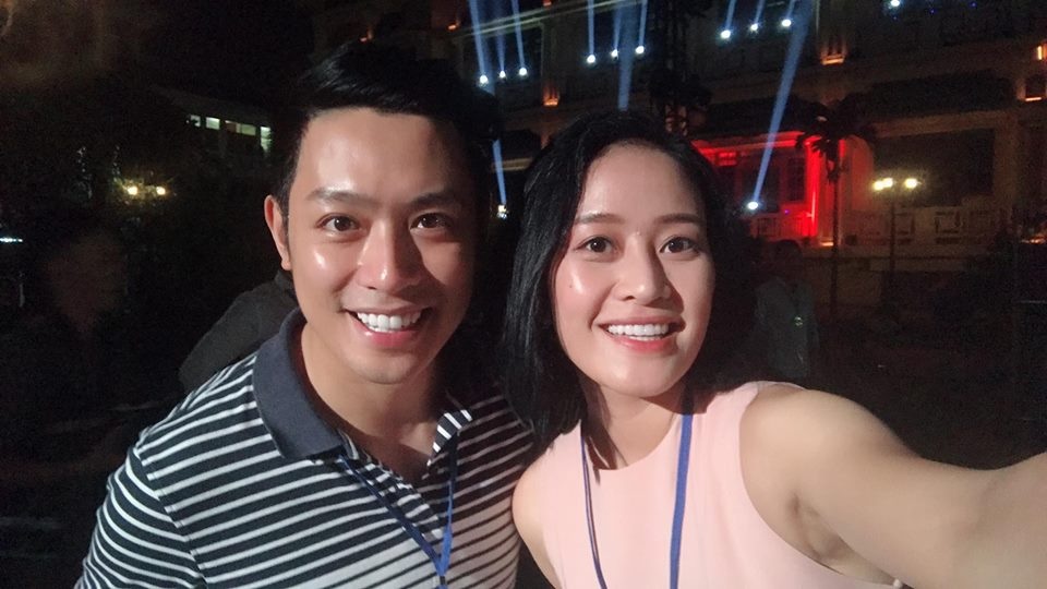 Hậu trường dàn gái xinh, trai đẹp hot nhất VTV đi... catwalk - 7 Phí Linh và BTV Thanh Tùng. Cô cho biết, nếu dẫn đôi, lúc nào anh cũng nâng đỡ chịu vất vả để hai anh em phối hợp ăn ý.