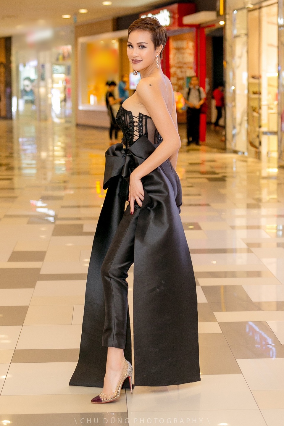 Thời gian này, dù bận rộn công việc trong và ngoài nước nhưng Phương Mai vẫn quyết định gác lại công việc để sang Thái Lan học khóa nâng cao kỹ năng thuyết trình, giao tiếp, ngôn ngữ hình thể, biểu cảm gương mặt, cách đi đứng...