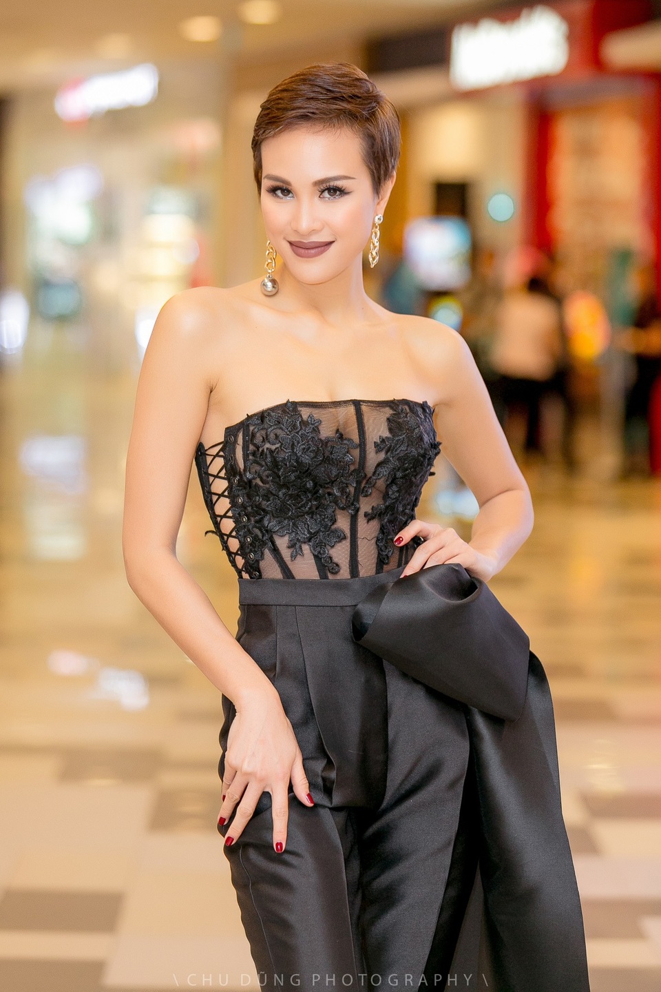 Chi tiết nơ ở phần eo tạo thêm điểm nhấn cá tính cho Phương Mai.