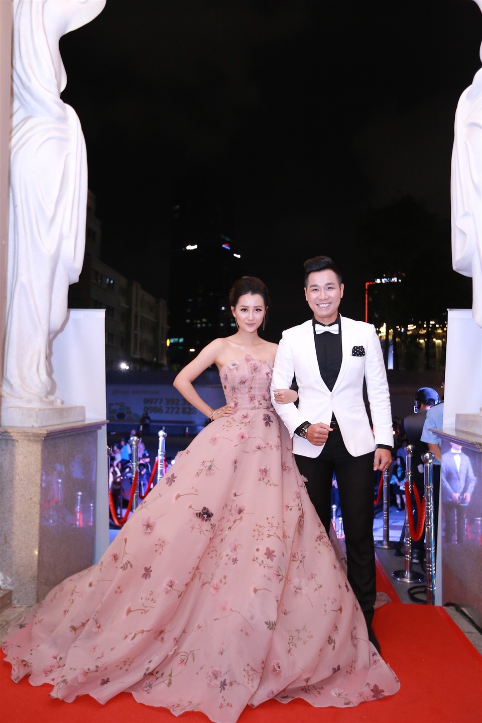 BTV, MC Quỳnh Chi tình tứ sánh bước cùng MC Nguyên Khang.