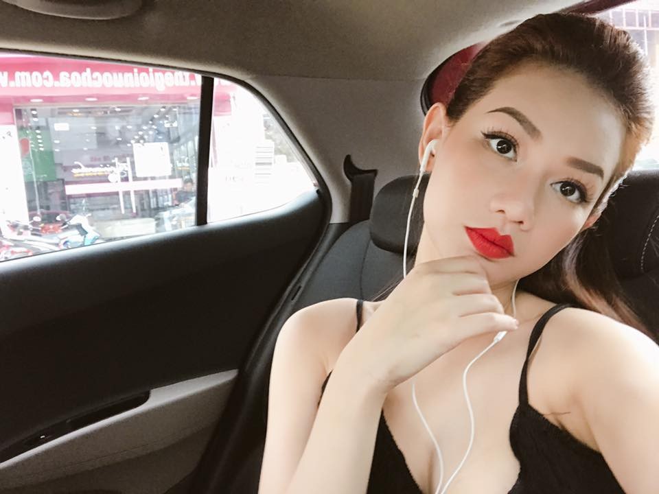 Đường tình lận đận của 3 hot girl đời đầu Sài Thành - 24 Sau nhiều biến cố trong cuộc sống gia đình, MC Quỳnh Chi đã trở lại hoạt động nghệ thuật trong vai trò MC của một số chương trình. Giờ đây, sau gần hai năm khi những ồn ào sau chia tay lắng lại, Quỳnh Chi vẫn phải sống cuộc sống xa con. Vừa qua, MC Quỳnh Chi cũng chia sẻ bức tâm thư gửi con trai nhỏ đang sống ở Mỹ cùng gia đình chồng khiến nhiều người cảm động.