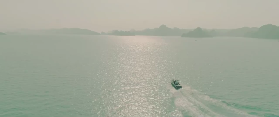 Bạn bè “phát sốt” với Kong: Đảo tình yêu phiên bản MC Thành Trung - 4 Khung cảnh tuyệt đẹp của Hạ Long được ghi lại trong clip.