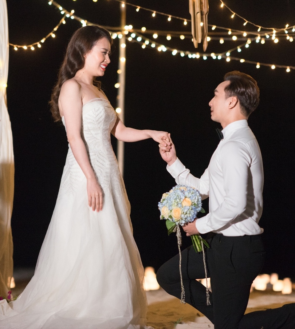 MC Thành Trung tiết lộ màn cầu hôn hài hước: “Làm vợ anh, lương cao lắm” - 1 Bạn gái Ngọc Hương bất ngờ và xúc động, bởi cô không nghĩ đến việc người yêu sẽ cầu hôn ngay tại địa điểm chụp ảnh cưới. Được biết, nam MC và bạn gái 9x đã bàn đến chuyện hôn sự nhưng anh chưa một lần chính thức cầu hôn cô.