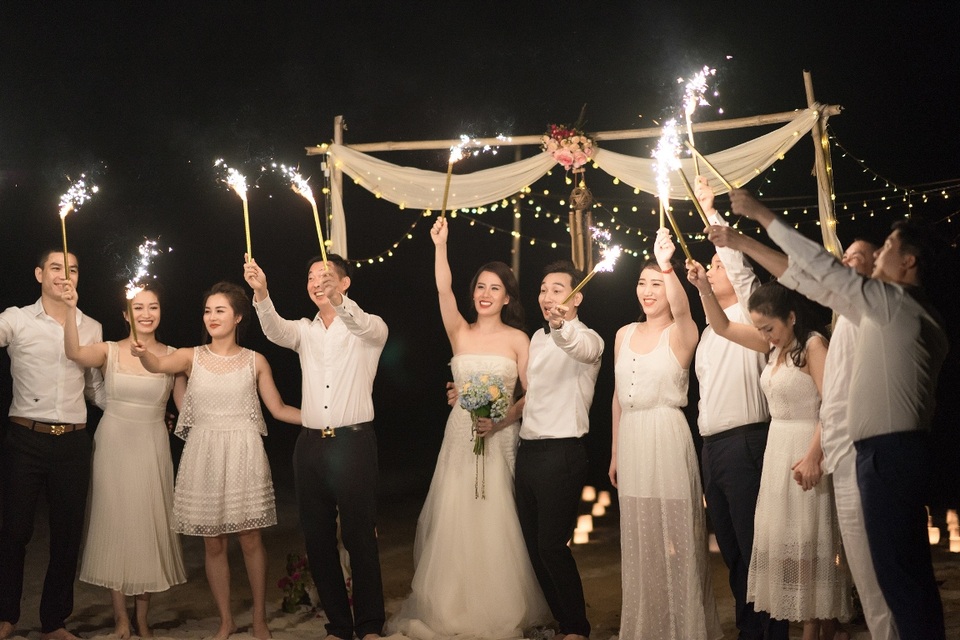 MC Thành Trung tiết lộ màn cầu hôn hài hước: “Làm vợ anh, lương cao lắm” - 5 Rất nhiều bạn bè cũng đã hỗ trợ để cả hai có một màn cầu hôn thật trọn vẹn