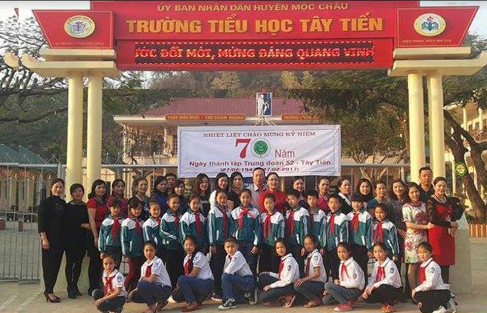 Những ngôi trường mang tên Tây Tiến - 3 Thầy trò trường Tiểu học Mộc Câu (Sơn La) trong dịp kỷ niệm 70 năm thành lập trung đoàn 52-Tây Tiến 27/2/1947 - 27/2/2017. (Ảnh: Trần Kim Oanh)