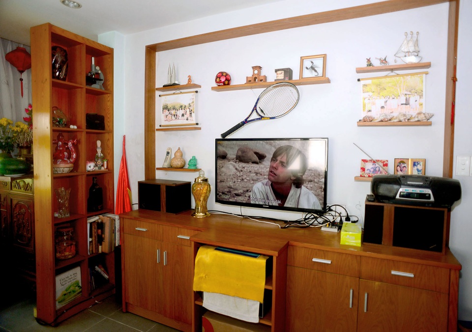 Những vật dụng trang trí đơn giản và quen thuộc, tivi để giải trí và những vật dụng khác rất quen thuộc với bất kỳ gia đình nào.