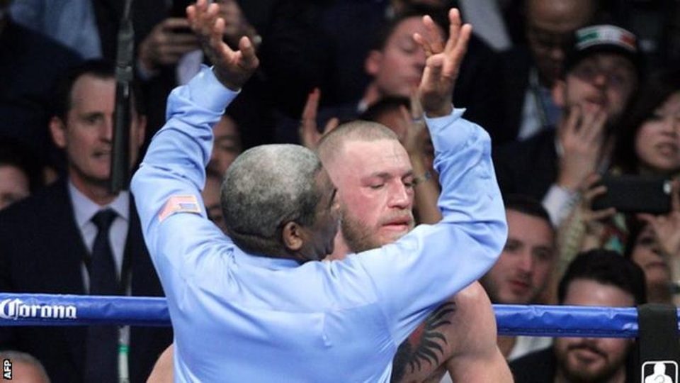 “Gã điên” McGregor chỉ trích trọng tài… dừng trận đấu quá sớm - 1 Trọng tài đã dừng trận đấu khi nhận thấy McGregor không còn khả năng chống đỡ